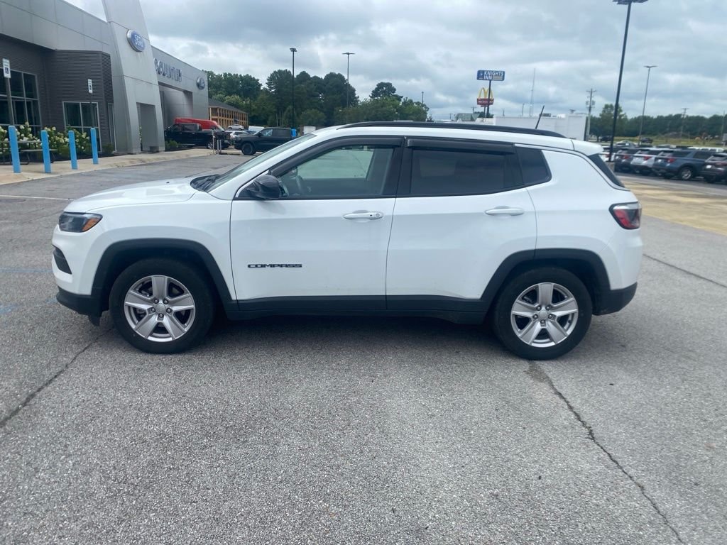 Used 2022 White Jeep Latitude image 2