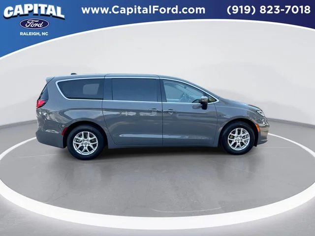 Used 2023 White Chrysler Touring L image 9