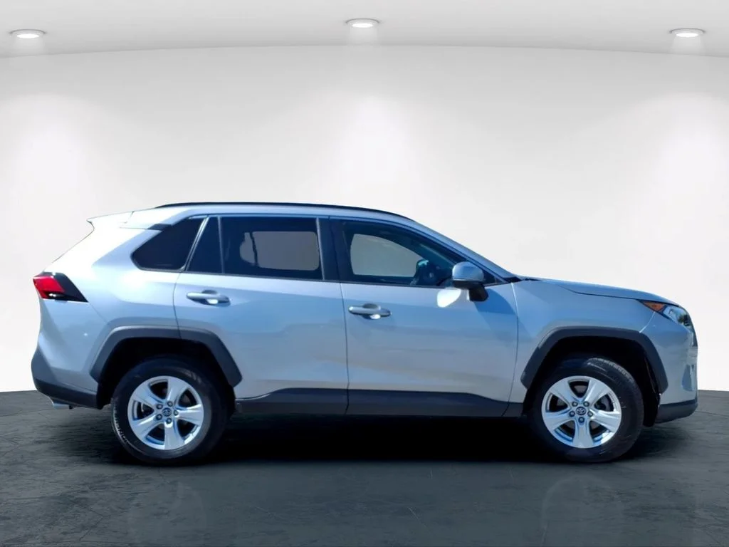 Used 2019 Silver Toyota XLE image 5