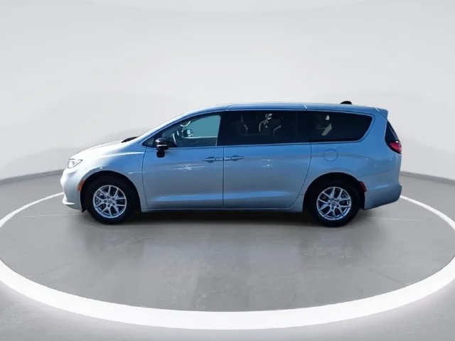 Used 2024 Silver Chrysler Touring L image 5