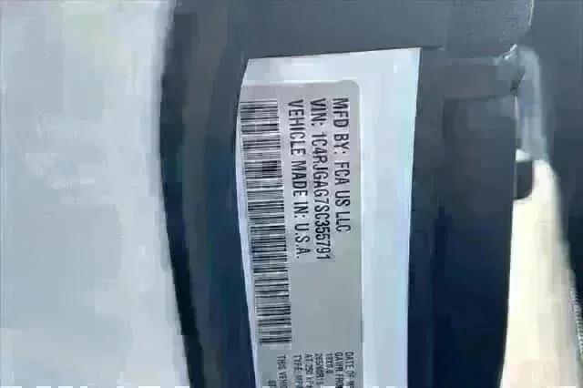 New 2025 Bright White Clear-Coat Exterior Paint Jeep Laredo X image 28