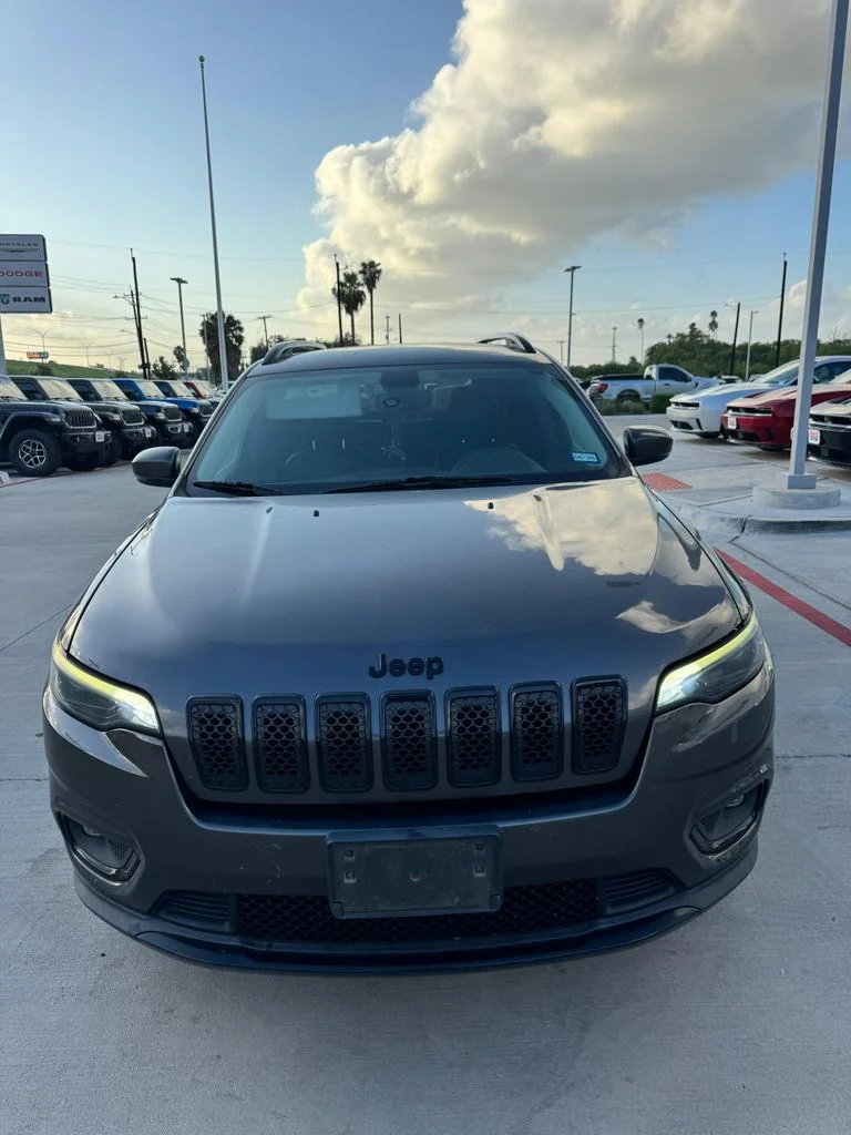 Used 2020 Gray Jeep Latitude Plus image 2