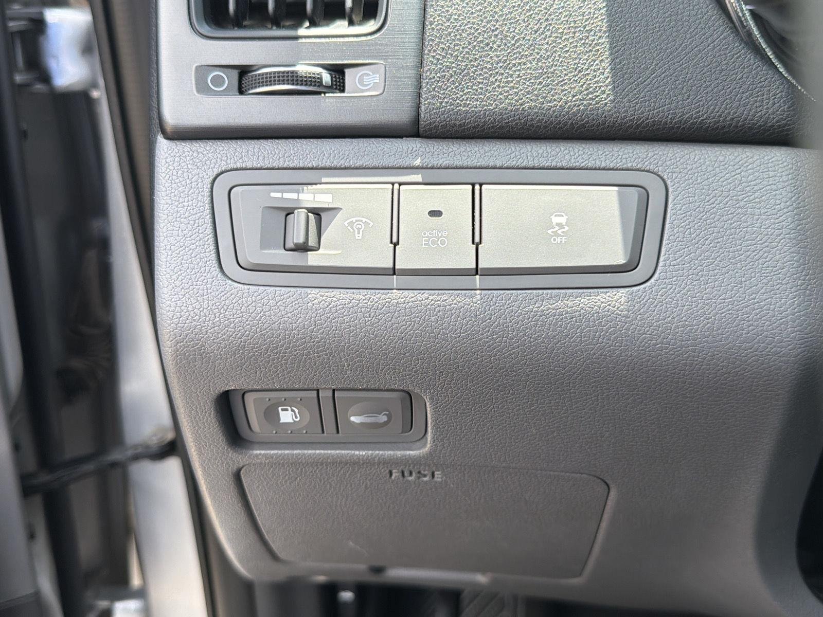 Used 2014 Radiant Silver Metallic Hyundai GLS image 15