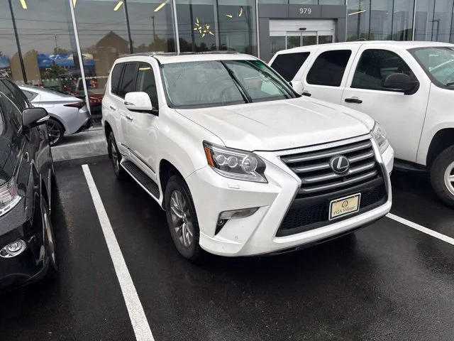 Used 2018  Lexus 460 Luxury image 3