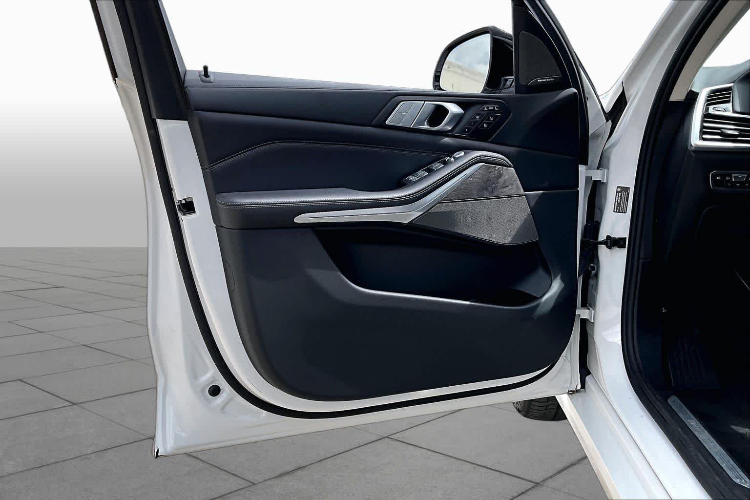 Used 2020 Mineral White Metallic BMW xDrive40i image 22