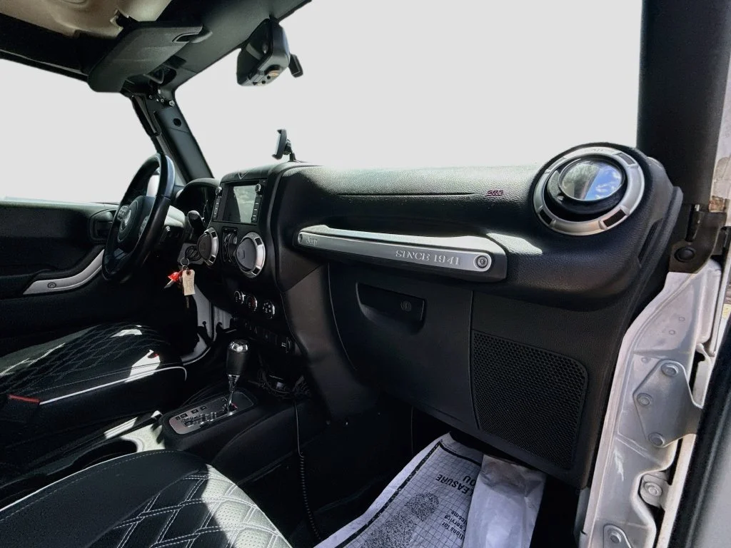 Used 2016 White Jeep Unlimited Rubicon image 33