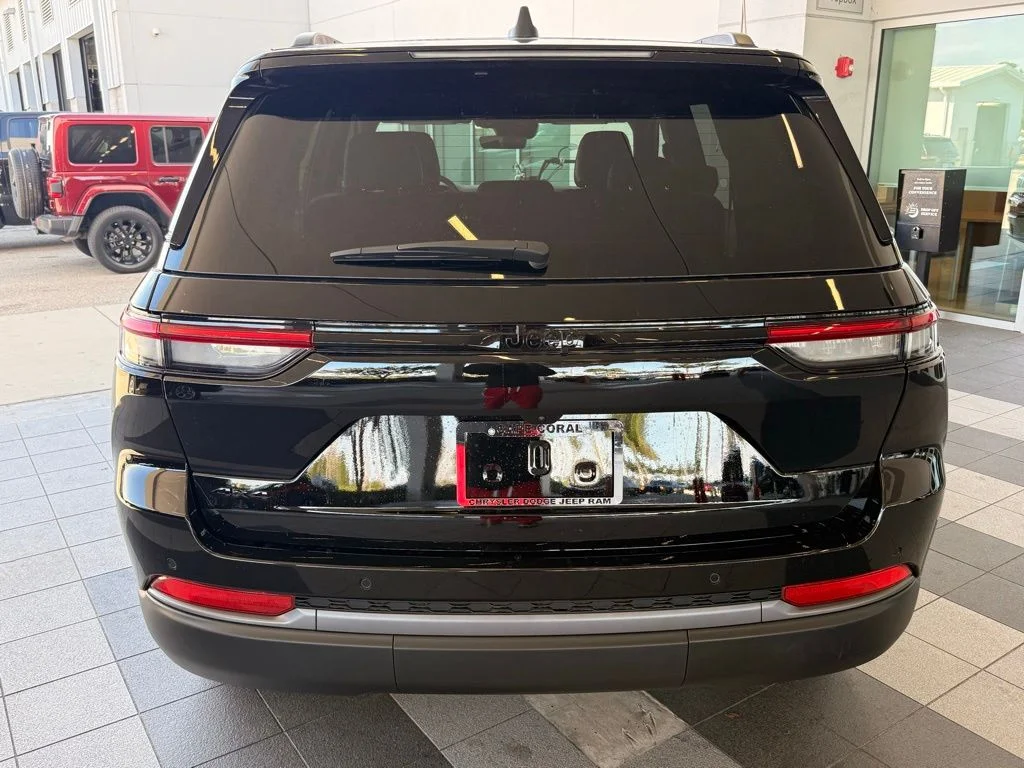 New 2026 Diamond Black Crystal Pearl-Coat Exterior Paint Jeep Altitude image 5