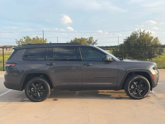 New 2025 Baltic Gray Metallic Clear-Coat Exterior Paint Jeep Limited image 9