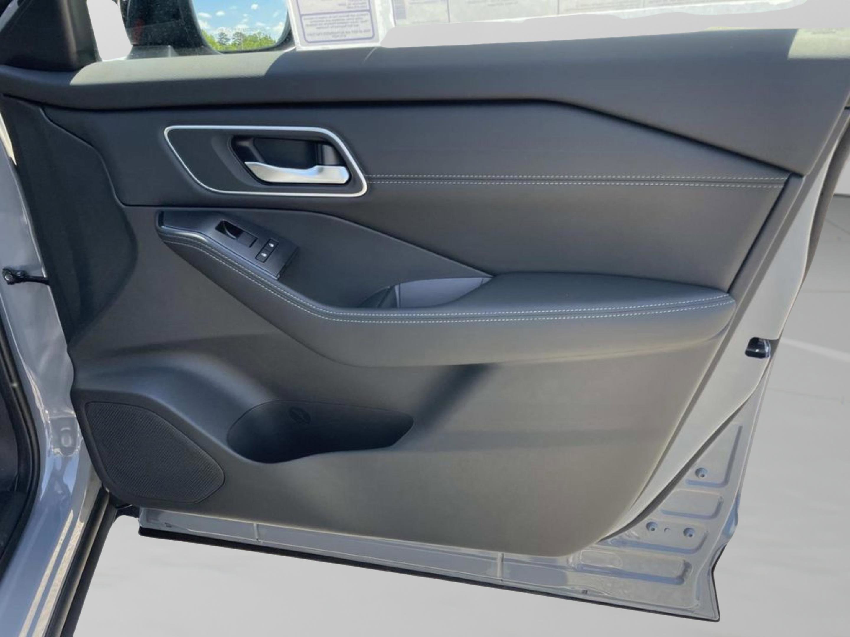 New 2026 Boulder Gray Pearl / Super Black Two-tone Nissan Platinum image 16