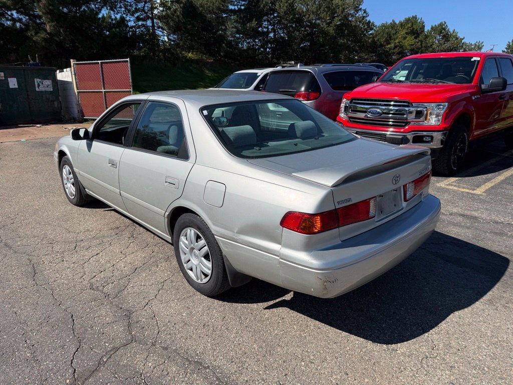 Used 2000 Lunar Mist Metallic Toyota LE image 2