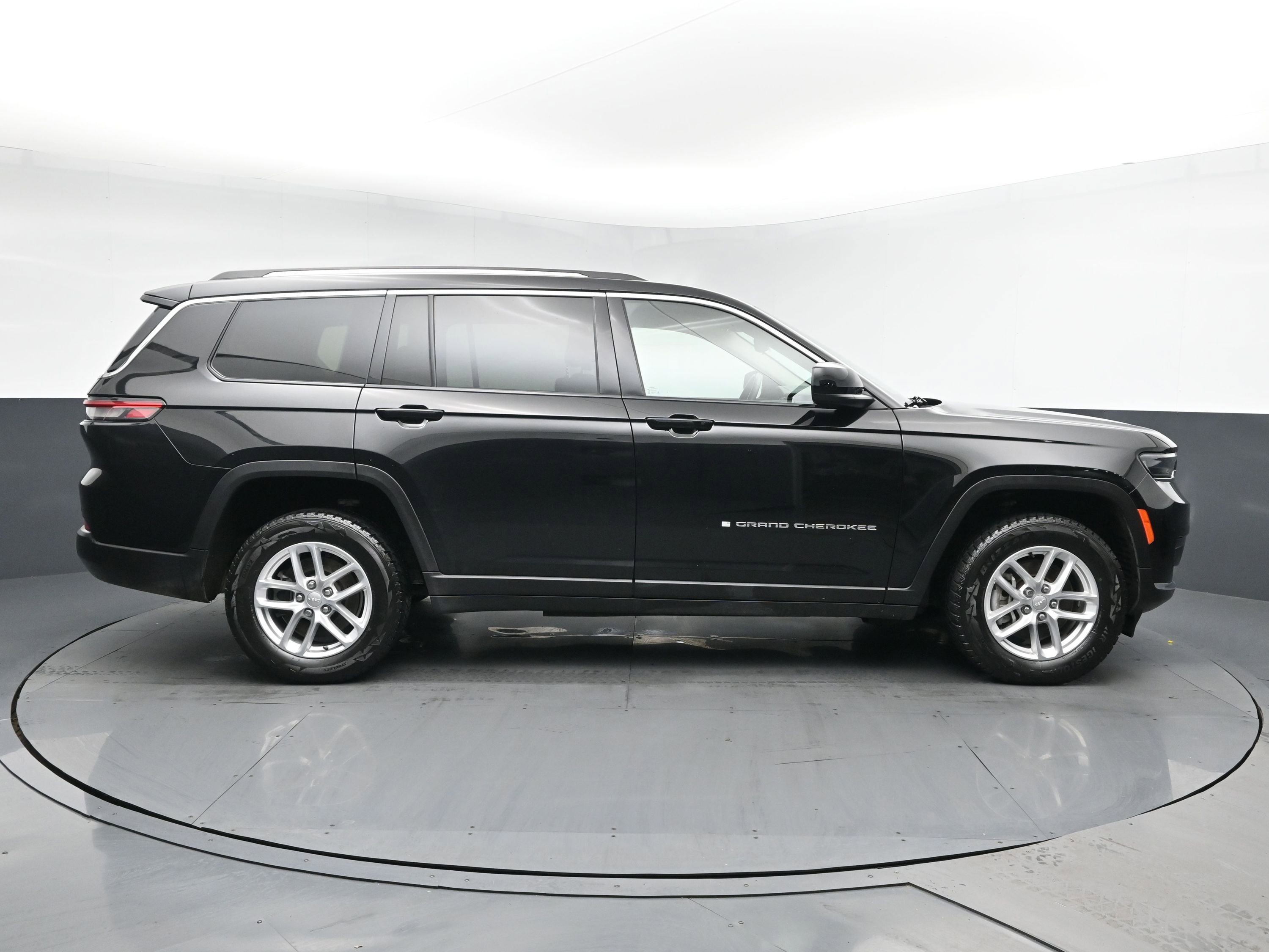 Used 2022 Diamond Black Crystal Pearlcoat Jeep Laredo image 3
