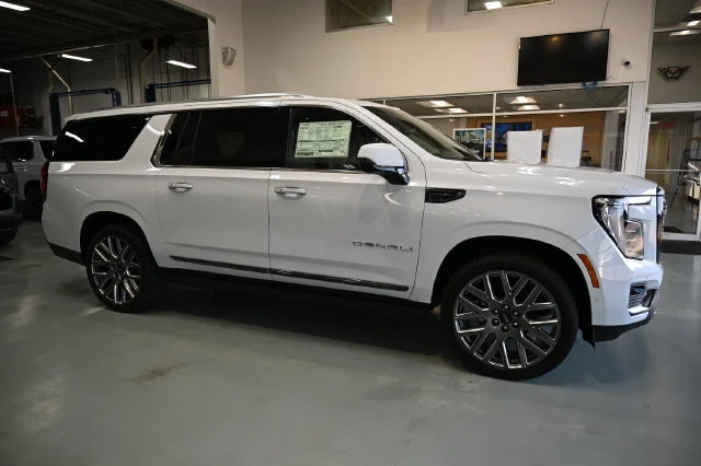 2026 GMC Yukon XL Denali Ultimate - Photo 4