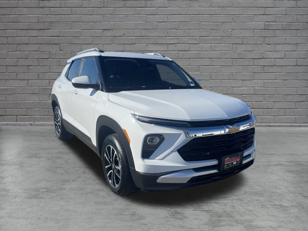 Used 2025 Summit White Chevrolet LT image 1