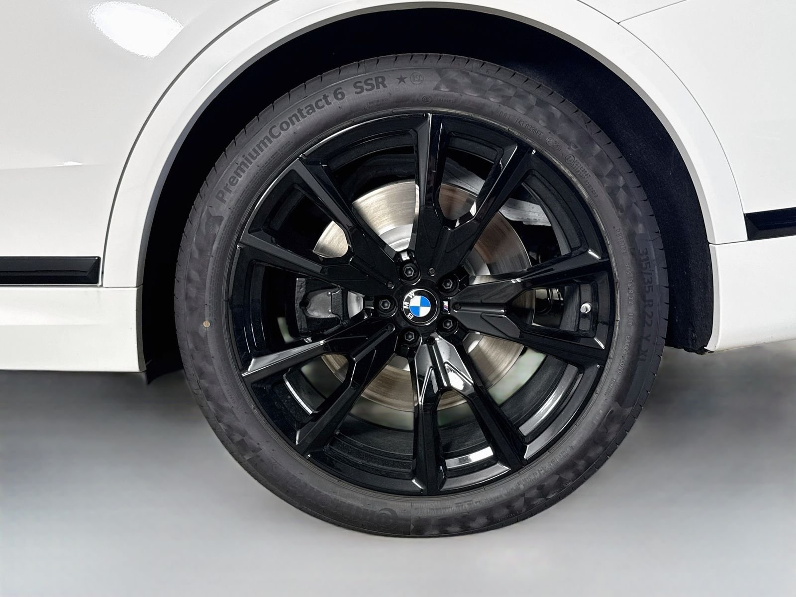 New 2027 Alpine White BMW M60i image 34