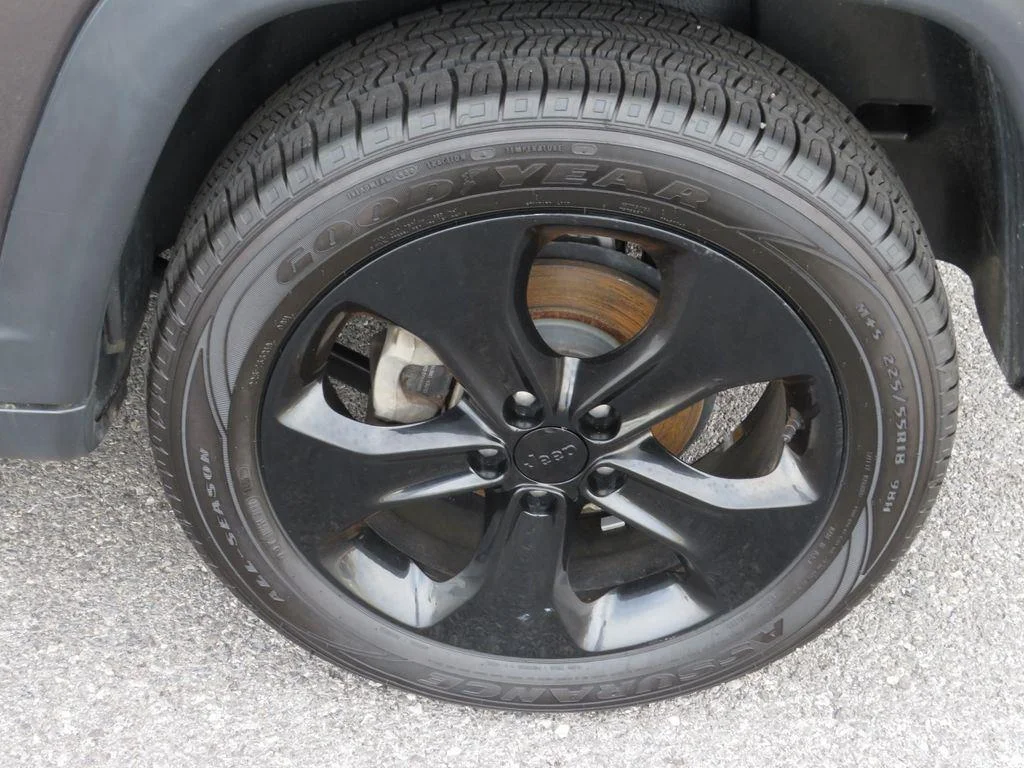 Used 2019 Granite Crystal Metallic Clear Jeep Altitude image 15