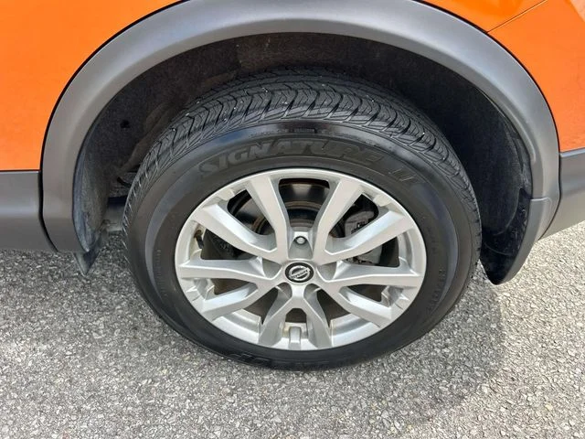 Used 2022 Orange Nissan SV image 11