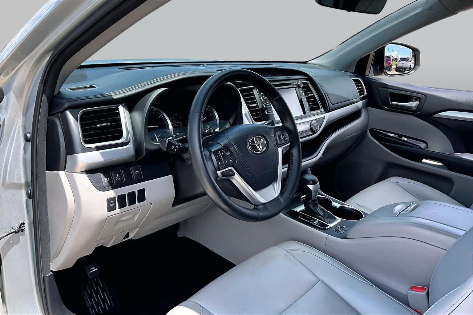 Used 2018 Celestial Silver Metallic Toyota XLE image 18