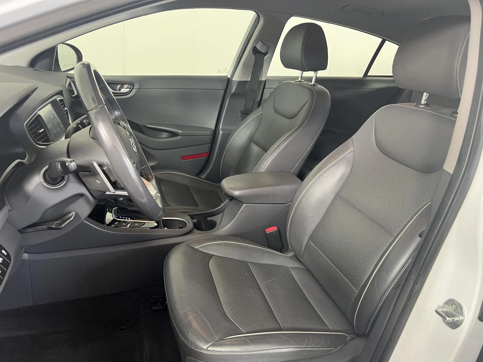 Used 2019 Ceramic White Hyundai Limited image 8