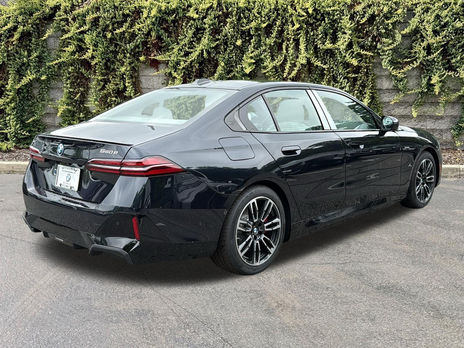 New 2027 Carbon Black Metallic BMW 550e xDrive image 4