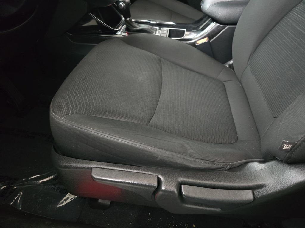 Used 2015 Snow White Pearl Kia LX image 29
