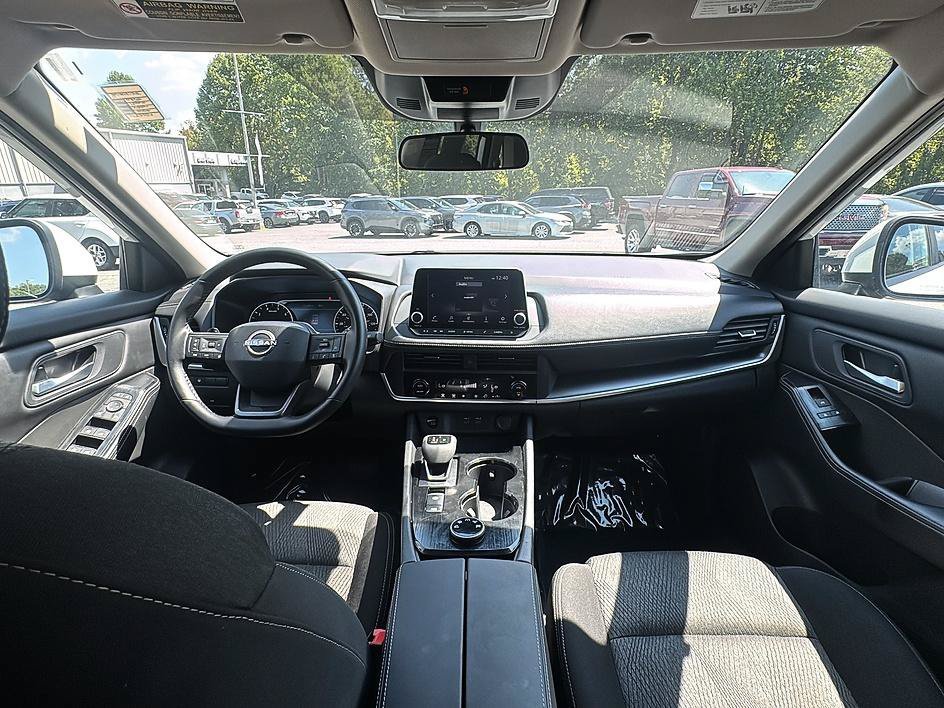 Used 2025 Everest White Pearl Nissan SV image 34