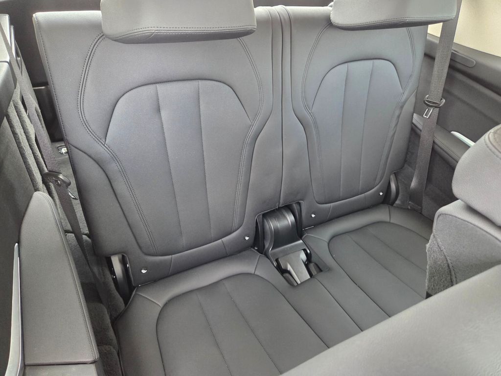 Used 2021 White BMW xDrive40i image 17
