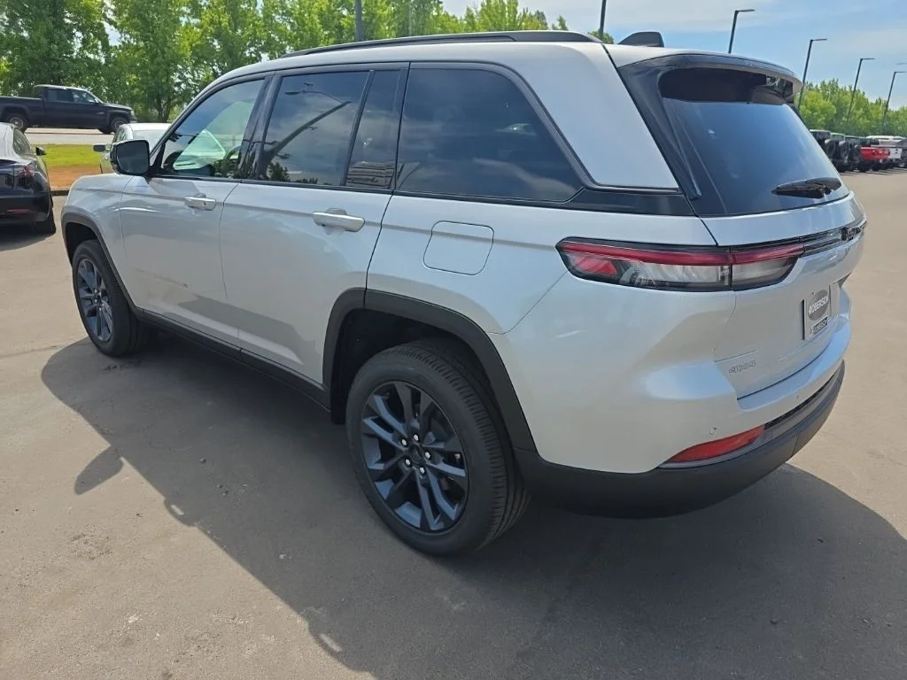 New 2026 Silver Zynith Exterior Paint Jeep  image 3