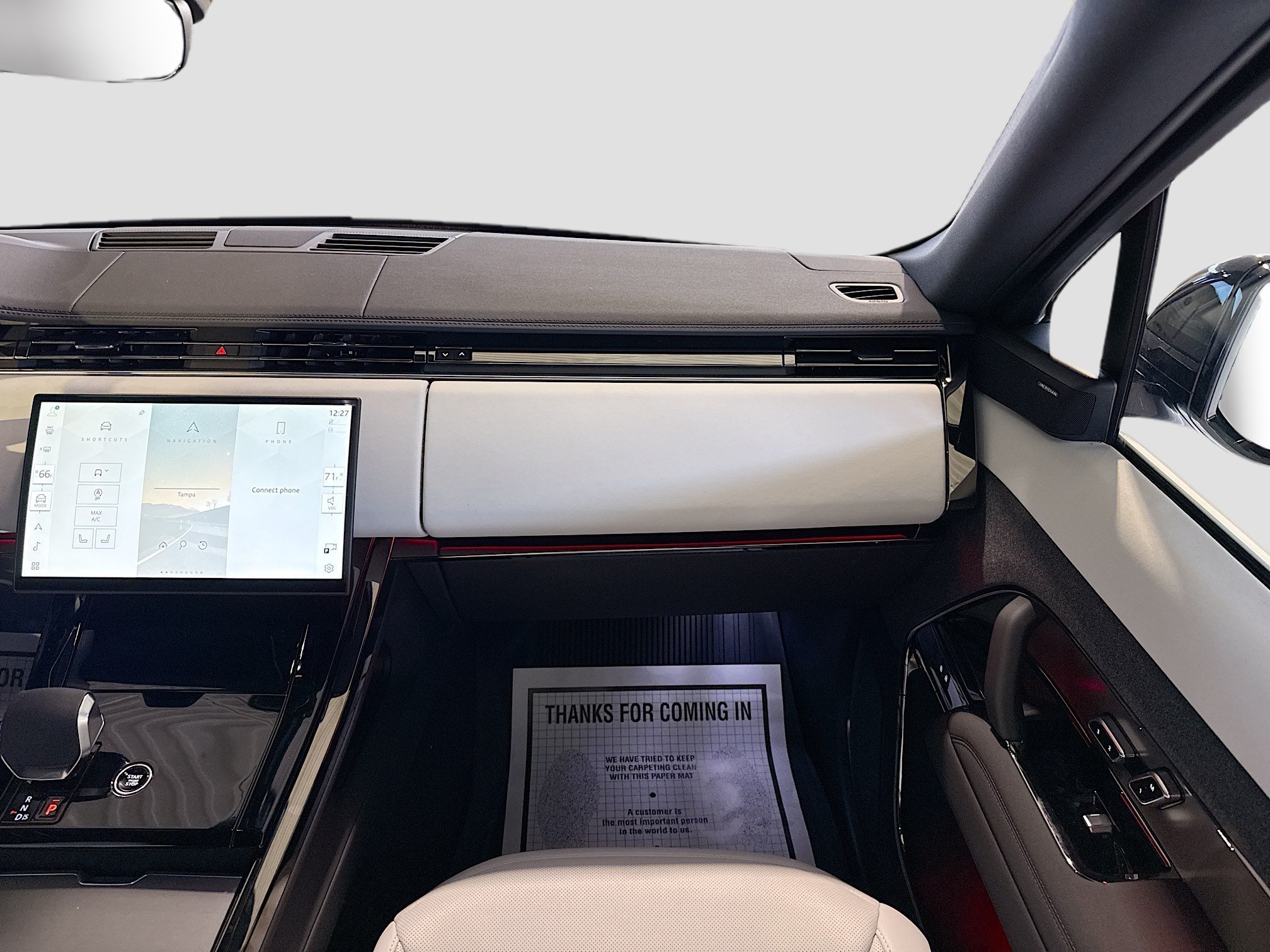 New 2026 Ostuni Pearl White LAND ROVER Dynamic SE image 19