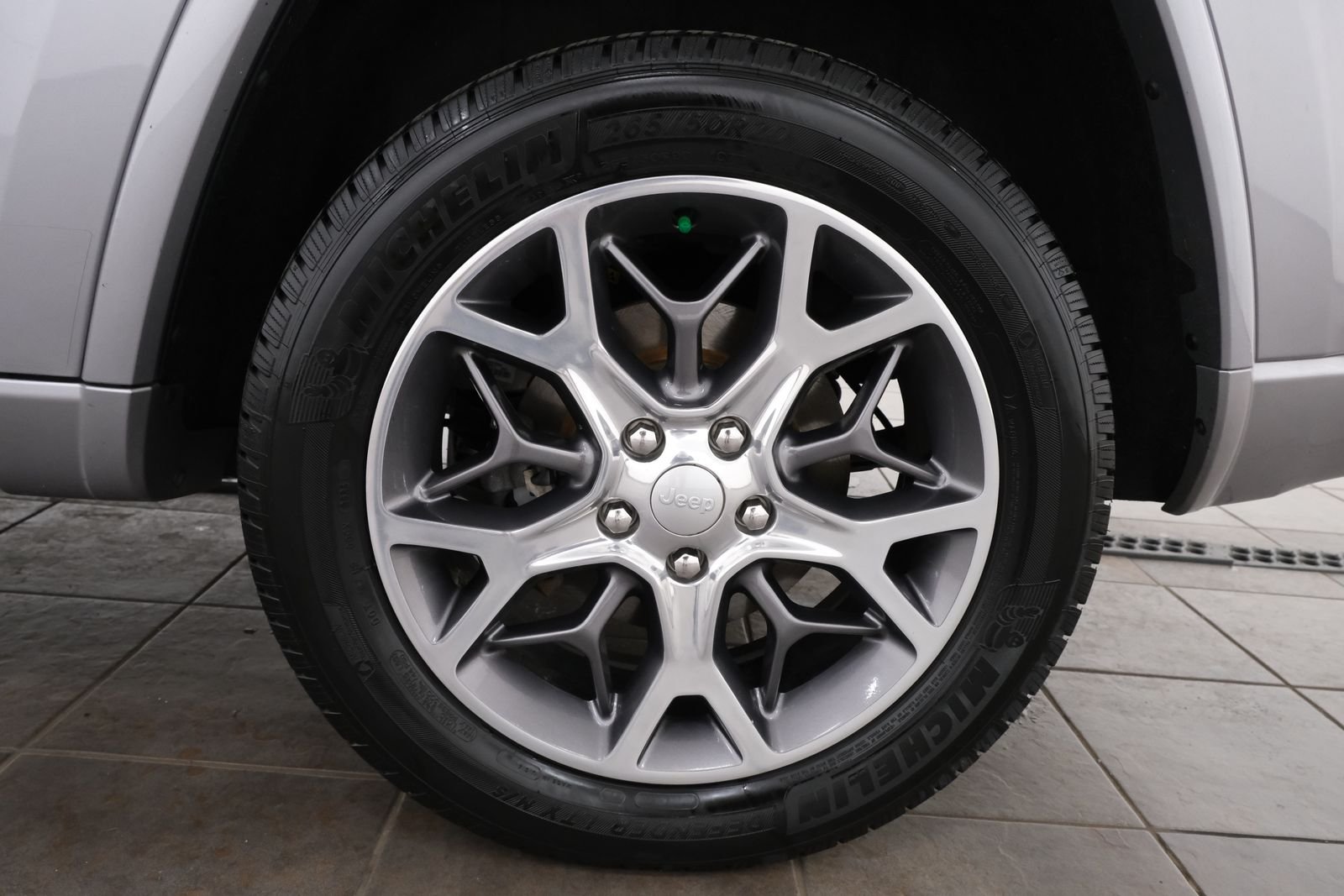 Used 2020 Billet Silver Metallic Clearcoat Jeep Overland image 36