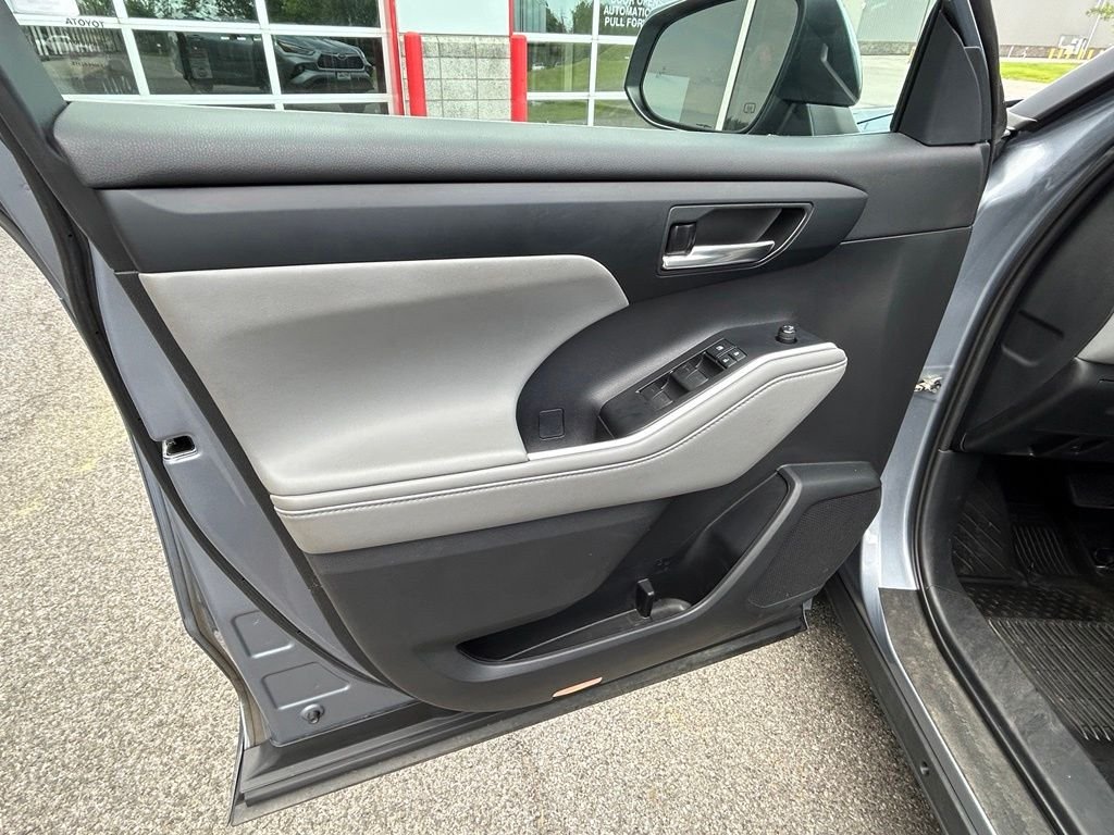 Used 2022 Moon Dust Toyota XLE image 22