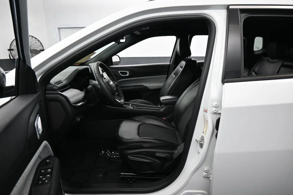 Used 2023 Bright White Clearcoat Jeep Latitude image 11