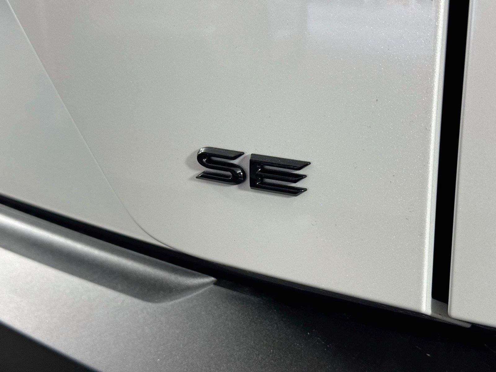 New 2026 Wind Chill Pearl Toyota SE image 15