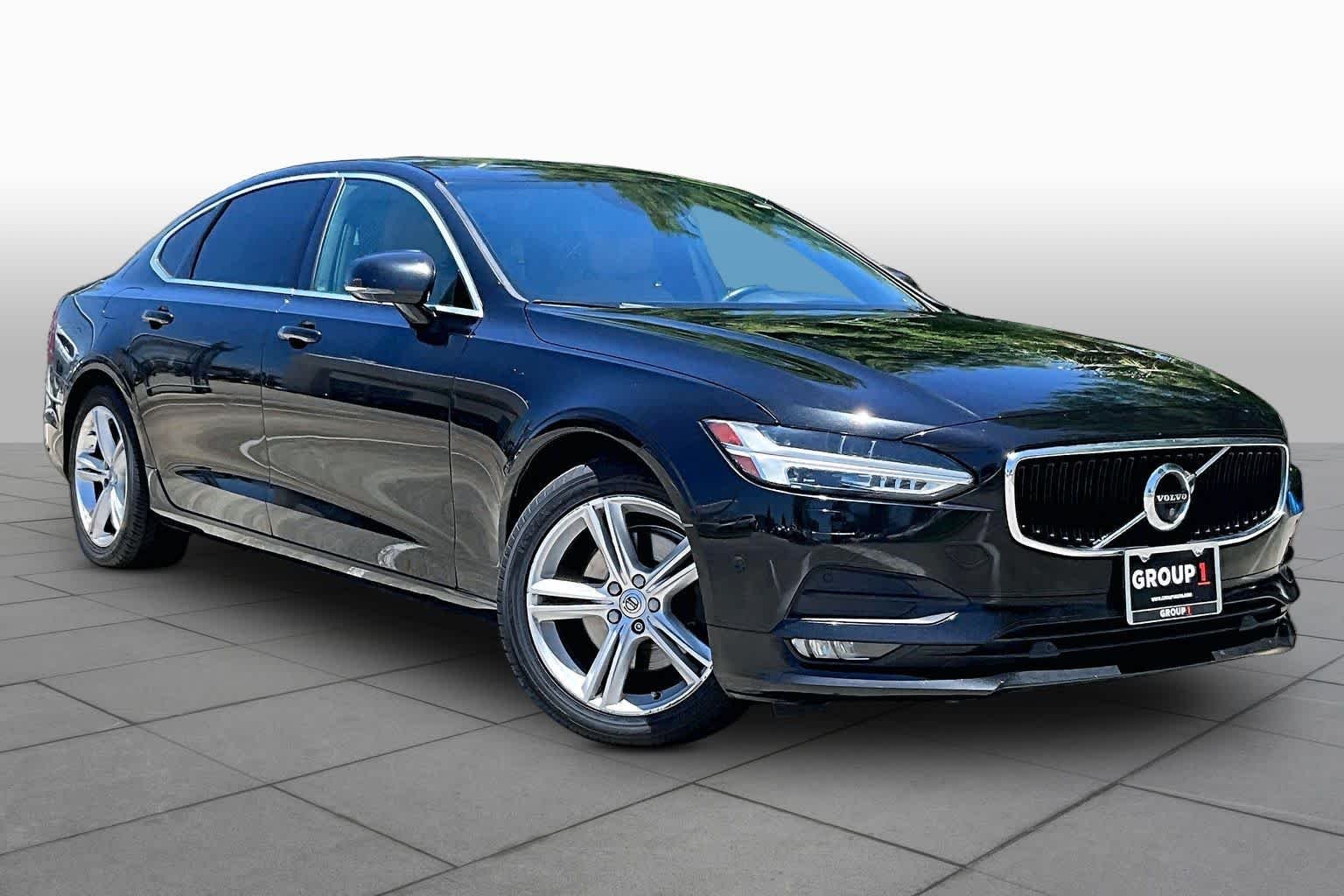 Used 2018 Onyx Black Metallic Volvo Momentum image 3