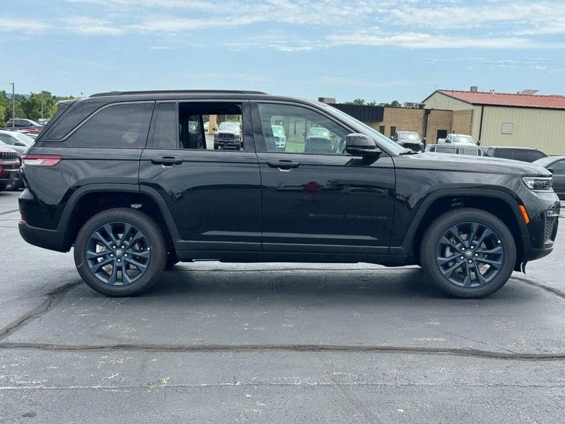New 2026 Diamond Black Crystal Pearl-Coat Exterior Paint Jeep Limited image 2