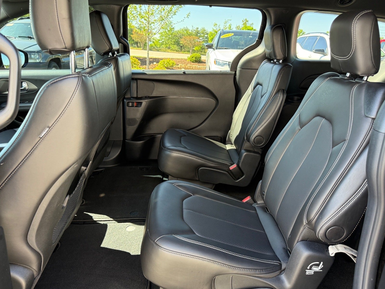 Used 2025 Diamond Black Crystal Pearl Coat Chrysler LX image 11