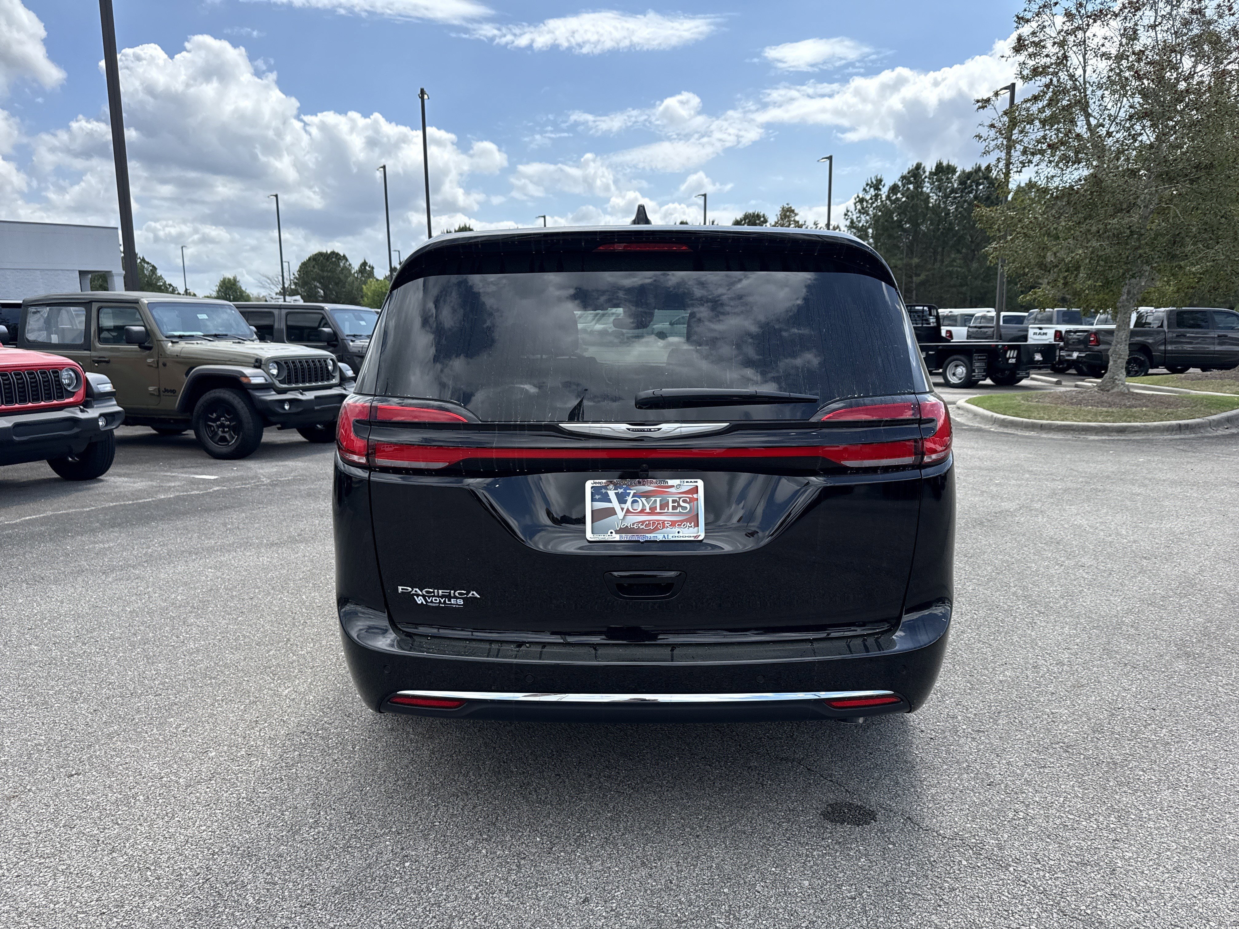 New 2026 Diamond Black Crystal Pearl-Coat Exterior Paint Chrysler Select image 6
