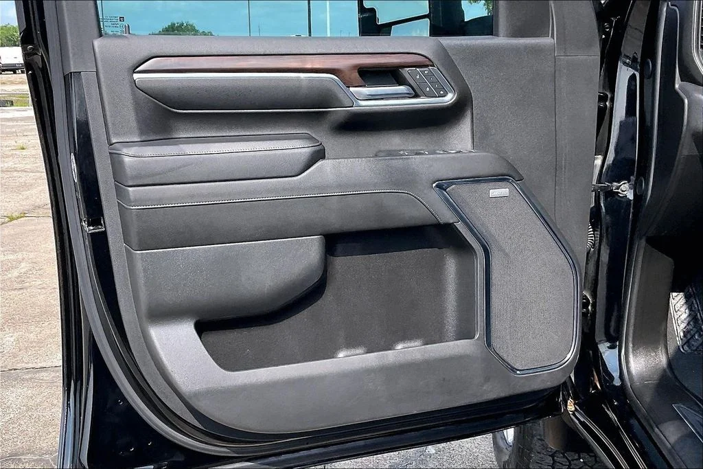 Used 2024 Black GMC SLT image 17