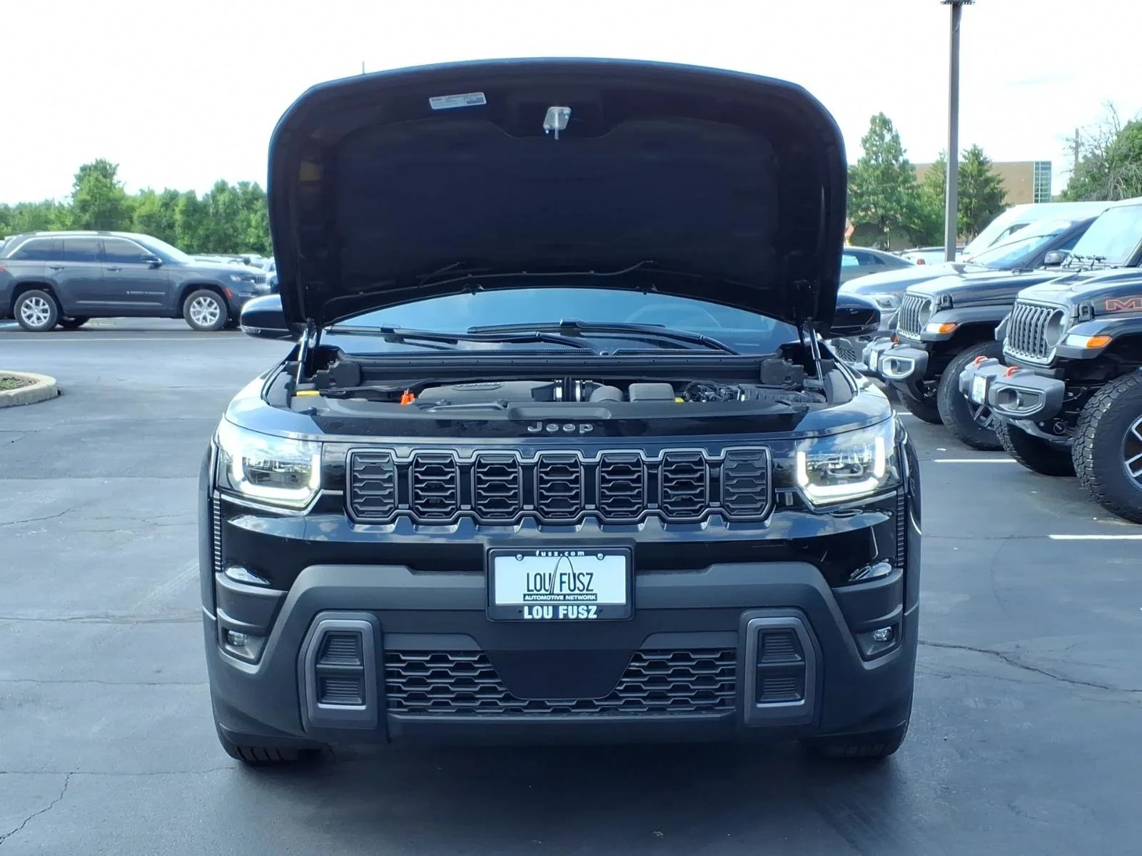 New 2026 Diamond Black Crystal Pearl-Coat Exterior Paint Jeep Limited image 22