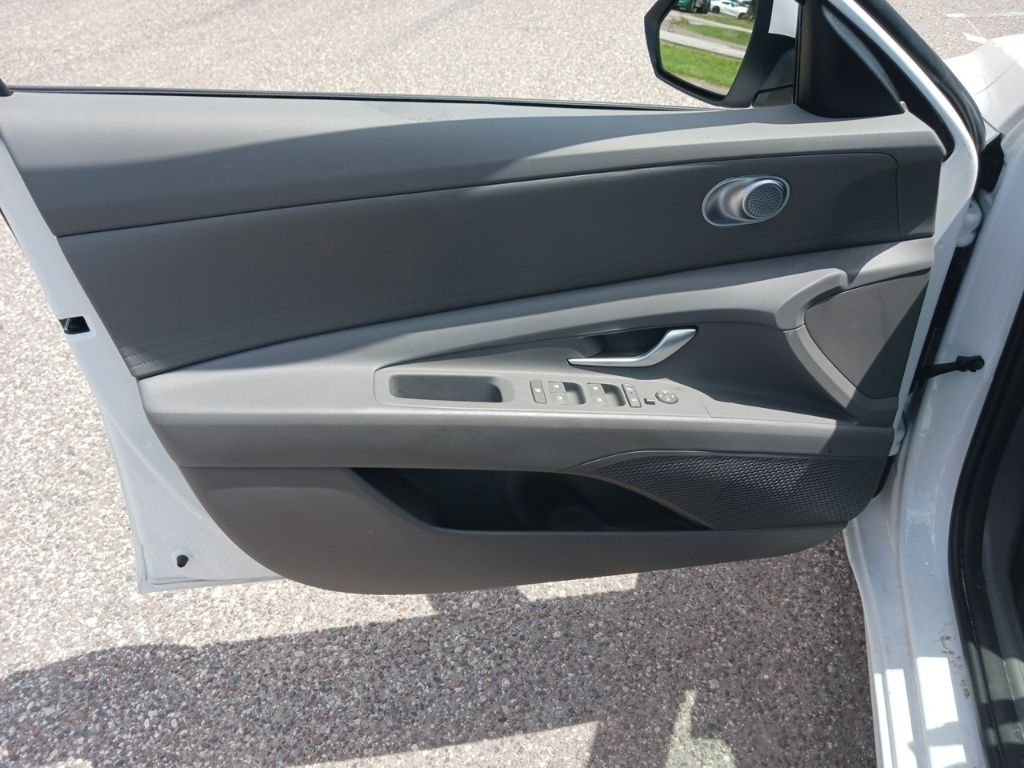 2025 Hyundai Elantra SE - Photo 11