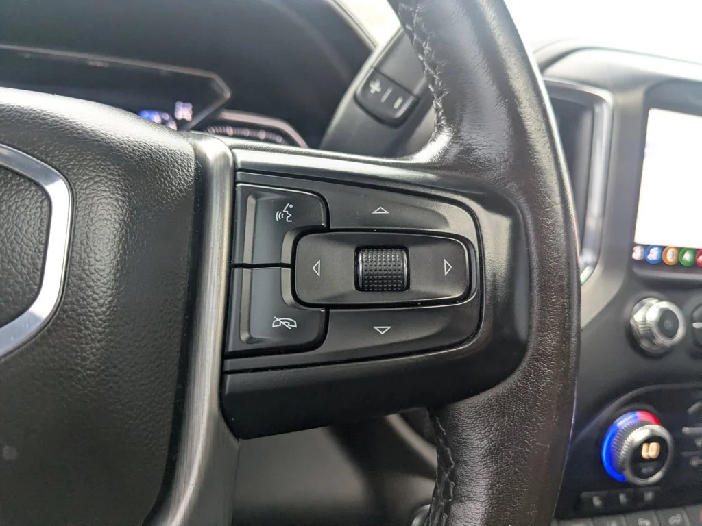Used 2022 White Frost Tricoat GMC Denali image 23