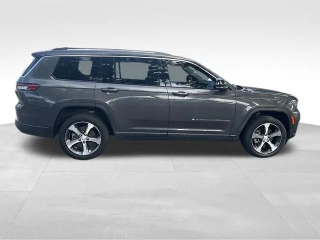 Used 2023  Jeep Limited image 4