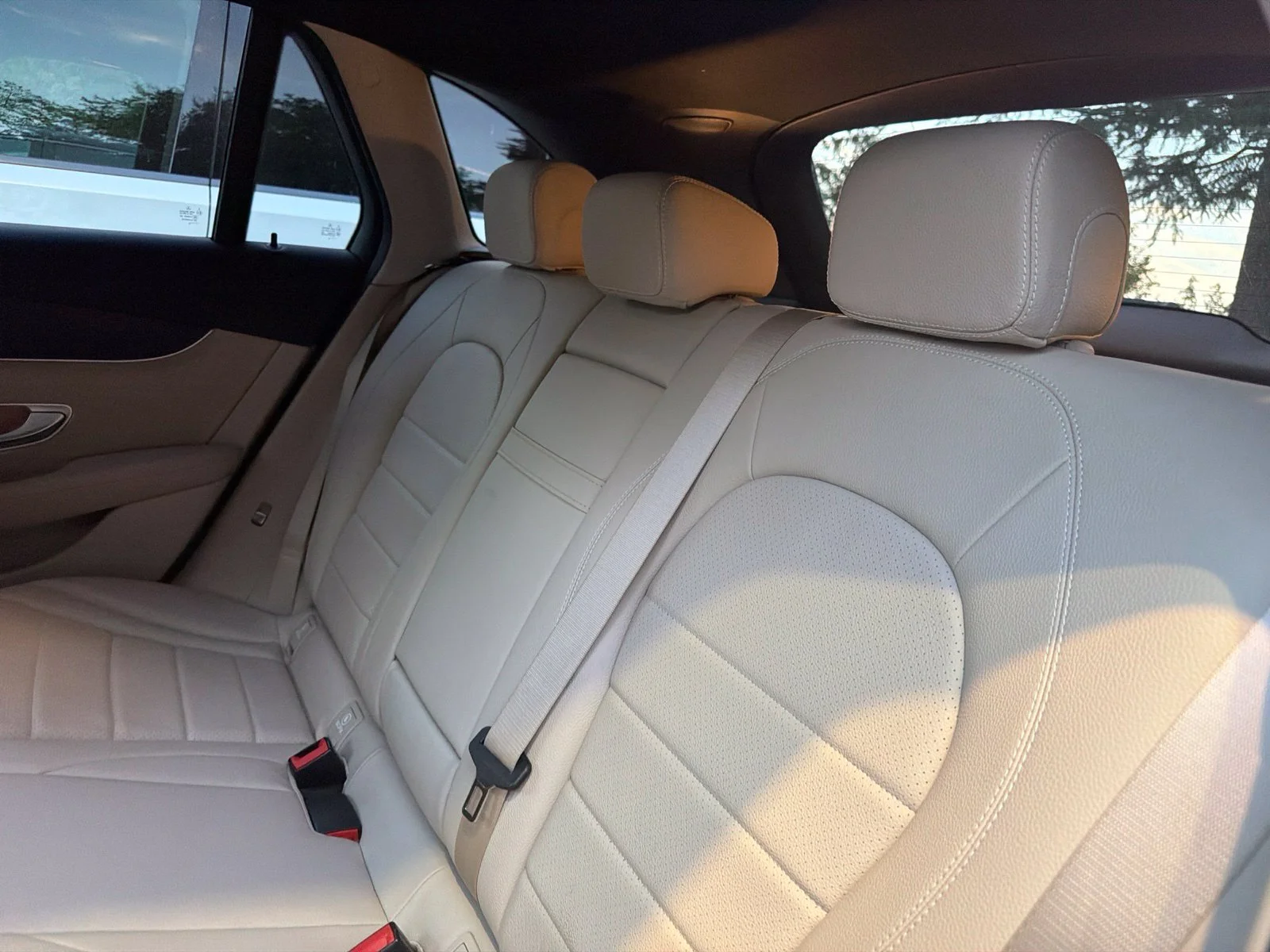Used 2018 designo Diamond White Metallic Mercedes-Benz GLC 300 4MATIC® image 6
