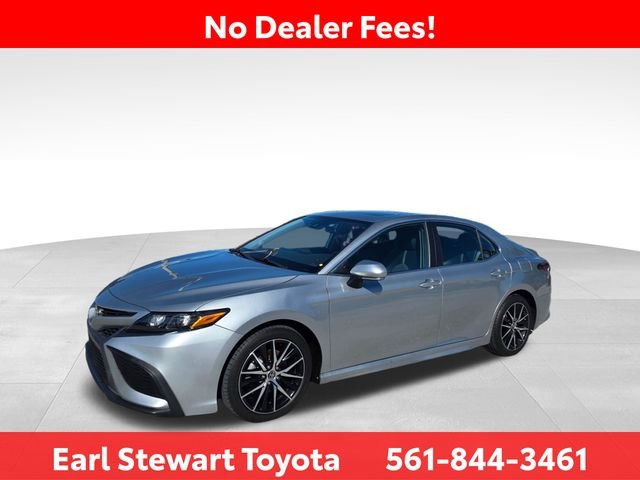 Used 2022 Silver Toyota SE image 3