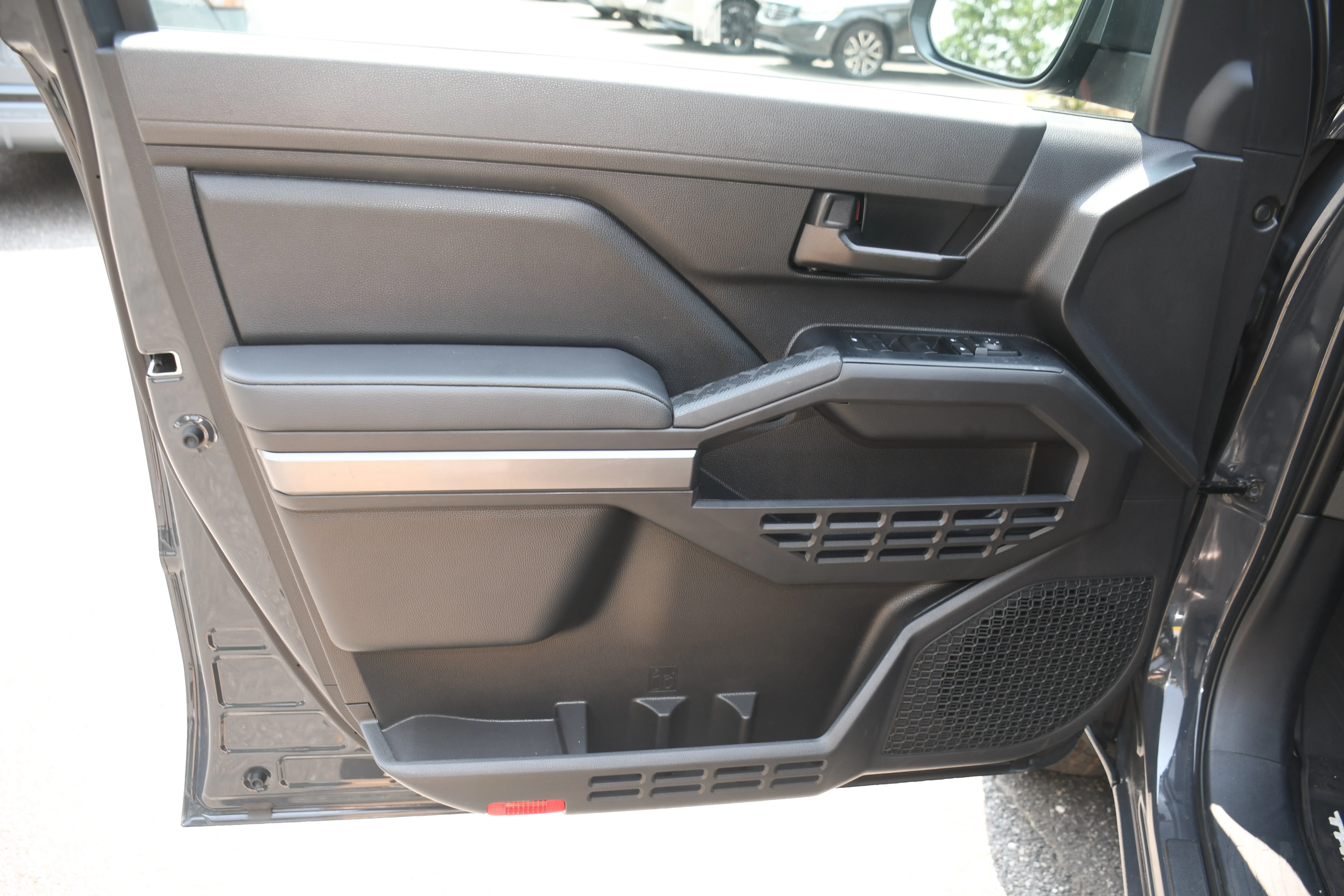 2025 Toyota Tacoma SR5 - Photo 9