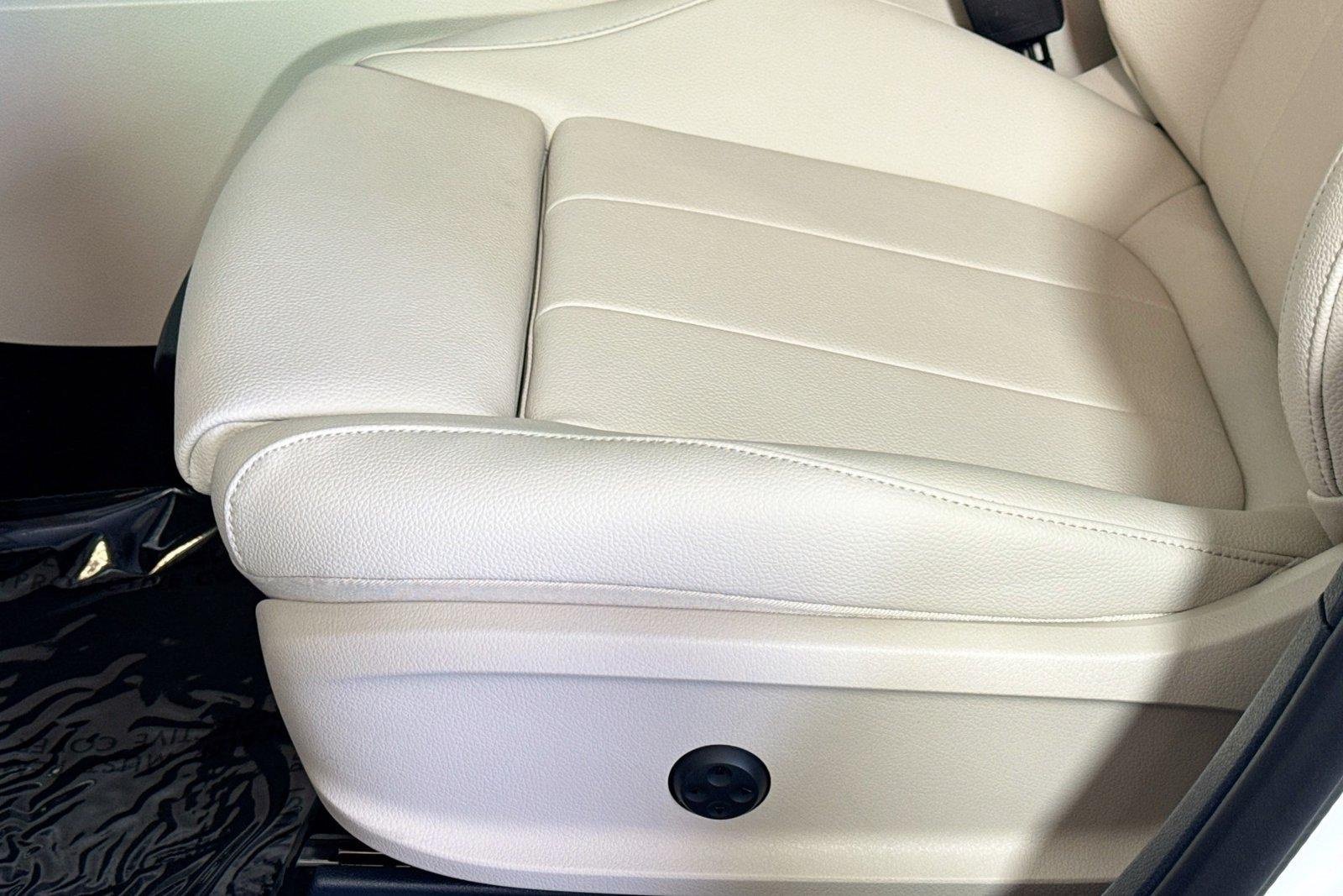 New 2026 Polar White Mercedes-Benz GLB 250 image 17