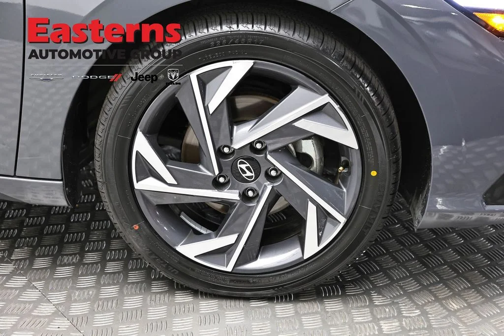 Used 2025 Gray Hyundai SEL Convenience image 31