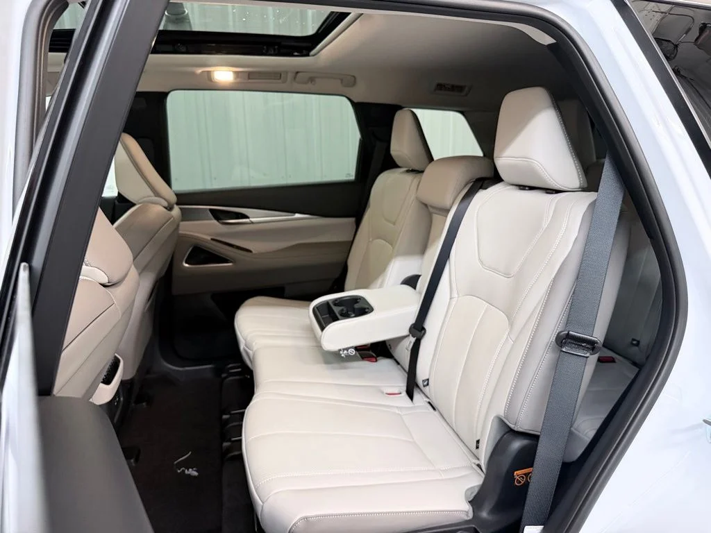 New 2027 RADIANT WHITE INFINITI Luxe FWD image 34