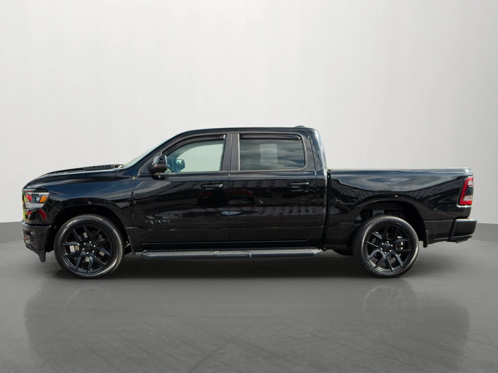 Used 2023 Diamond Black Crystal Pearlcoat Ram Laramie image 4
