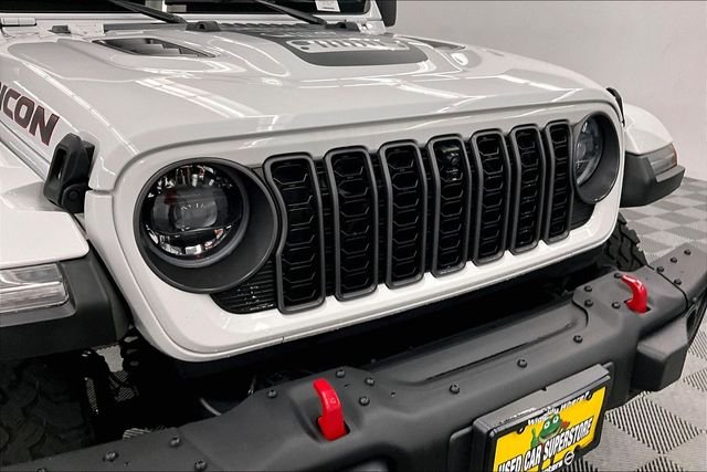 Used 2024 Bright White Clearcoat Jeep Rubicon image 31