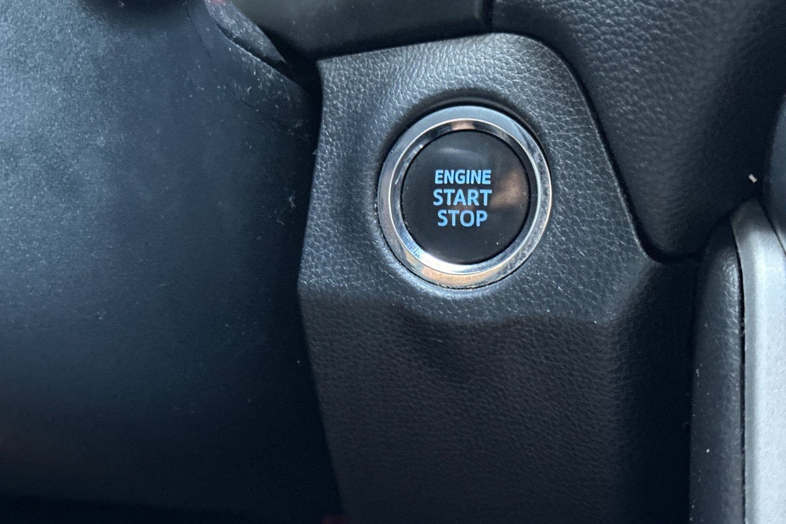 Used 2022 White Toyota XLE image 22